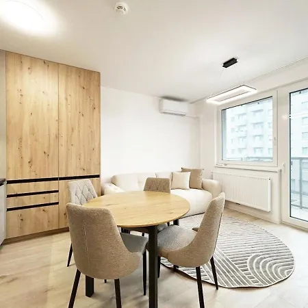 With Balcony Near Airport With Parking 브라티슬라바