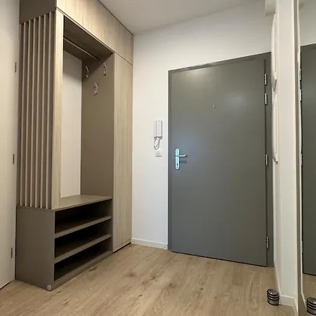 Apartment With Balcony Near Airport With Parking