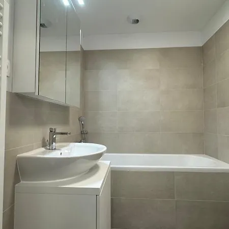 아파트 With Balcony Near Airport With Parking 브라티슬라바