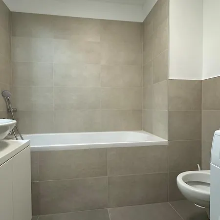 아파트 With Balcony Near Airport With Parking *