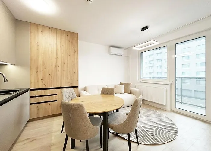 With Balcony Near Airport With Parking 브라티슬라바