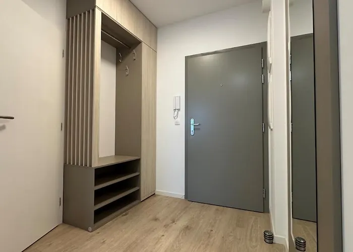 아파트 With Balcony Near Airport With Parking