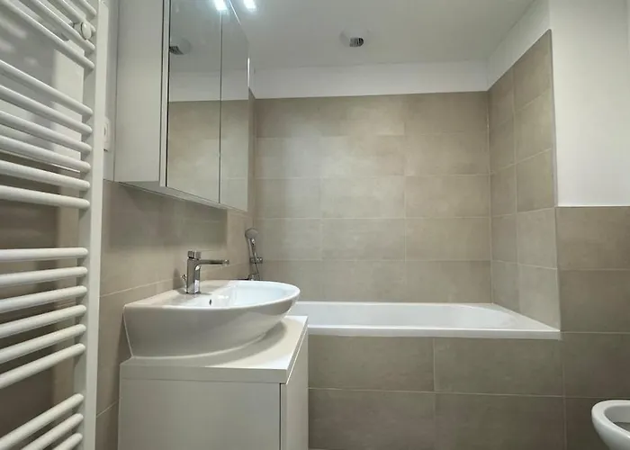 아파트 With Balcony Near Airport With Parking 브라티슬라바