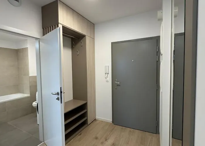 아파트 With Balcony Near Airport With Parking 브라티슬라바