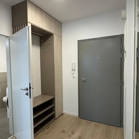 公寓 With Balcony Near Airport With Parking 布拉迪斯拉发